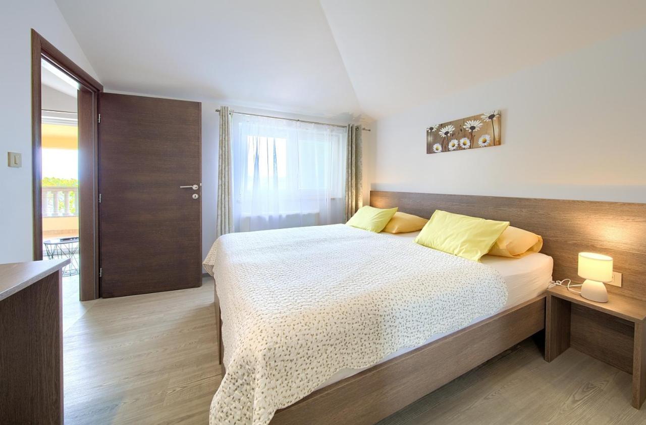 Apartmani Dal Malinska Bagian luar foto